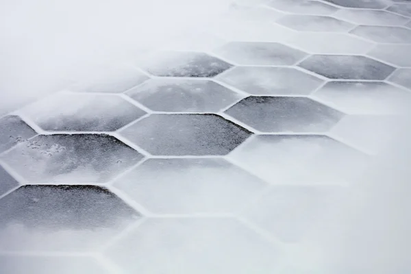 Шестиугольные плитки, покрытые снегом — стоковое фото