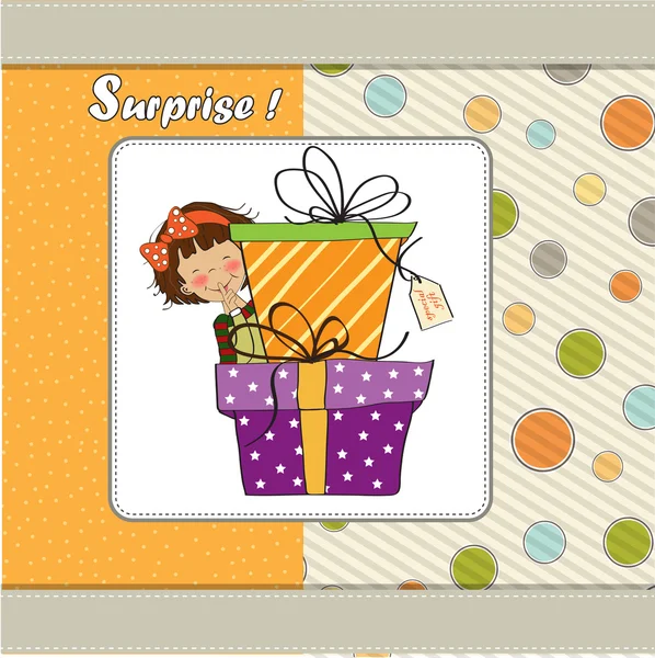 Linda niña escondida detrás de cajas de regalos. feliz cumpleaños tarjeta de felicitación — Foto de Stock