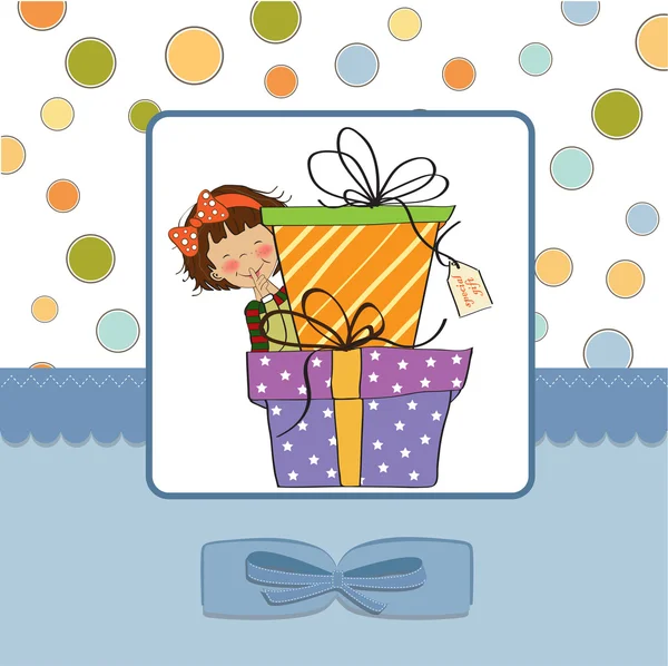 भेटवस्तूंच्या बॉक्सच्या मागे लपलेली सुंदर लहान मुलगी. वाढदिवस शुभेच्छा ग्रीटिंग कार्ड — स्टॉक फोटो, इमेज