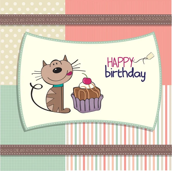 Doğum günü tebrik kartı ile bir pasta yemek için bekleyen bir kedi — Stok fotoğraf