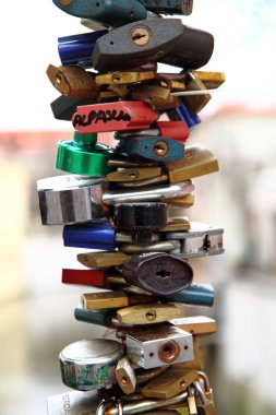 güvenlik kilitleri kökenli