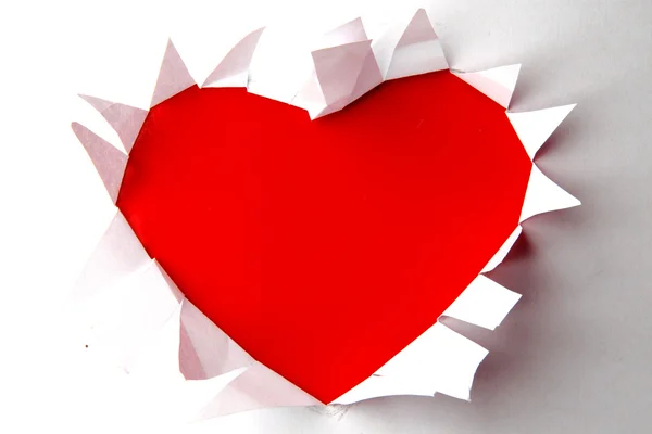 Красное сердце в белой бумаге — стоковое фото