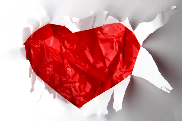 Rotes Herz im weißen Papier — Stockfoto