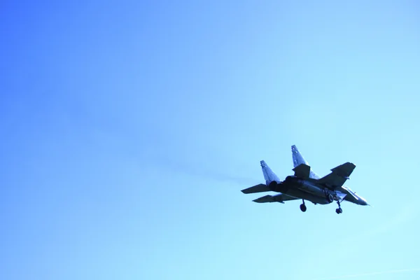 Vliegtuig aan de blauwe lucht — Stockfoto