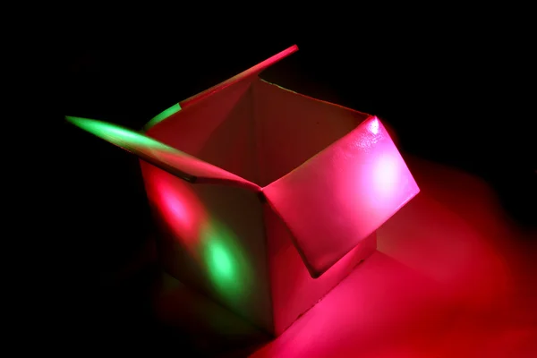 Curbox - цветная коробка в темноте — стоковое фото