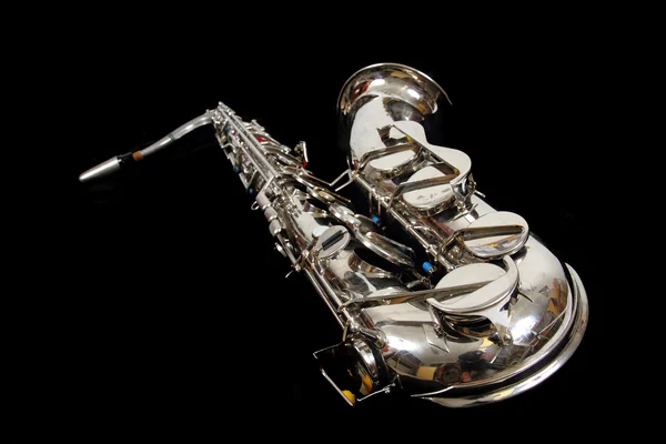 Silbernes Saxophon isoliert auf schwarzem Hintergrund — Stockfoto