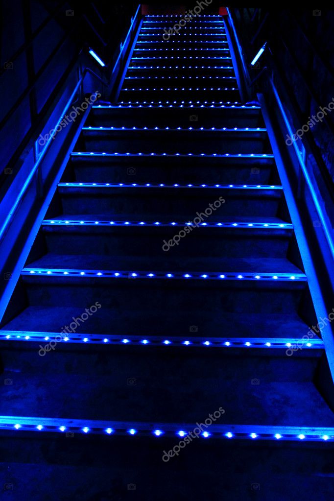 Iluminación escalera led fotos de stock, imágenes de Iluminación escalera  led sin royalties