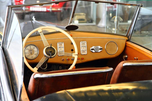 Muito antigo interior do carro — Fotografia de Stock