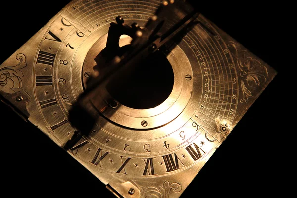 아래 아주 오래 된 황금 해 시계 — 스톡 사진