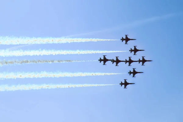 Літаки на блакитному небі в авіашоу — стокове фото
