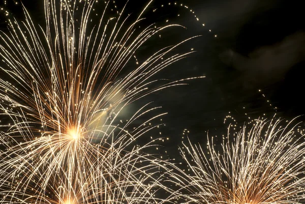Длинный фейерверк и искры на Новый год — стоковое фото