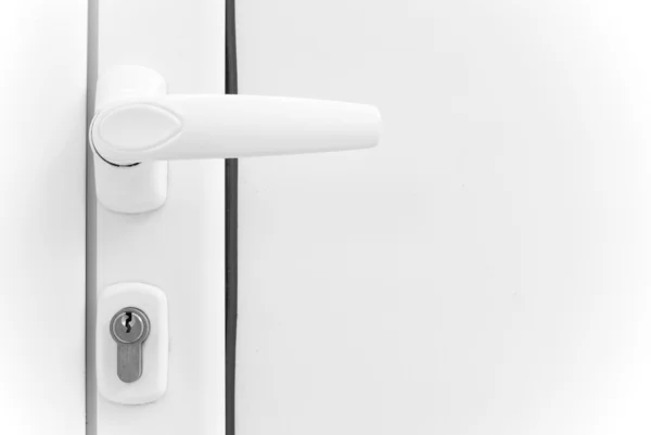 Blokada drzwi i białe białe aluminium — Zdjęcie stockowe