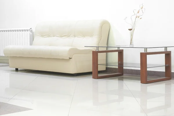 Sofa en glas tabel — Stockfoto