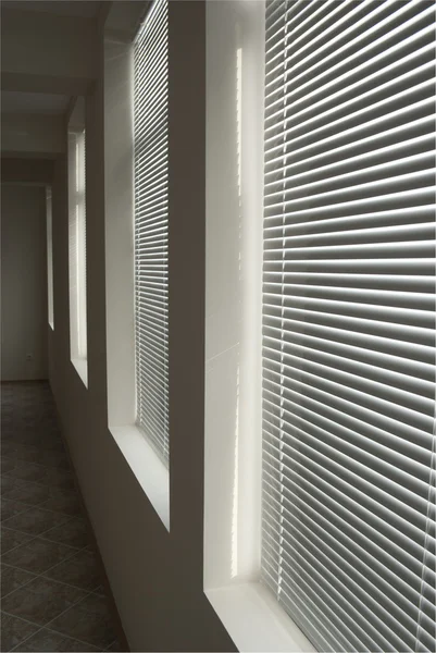Windows met blinds — Stockfoto
