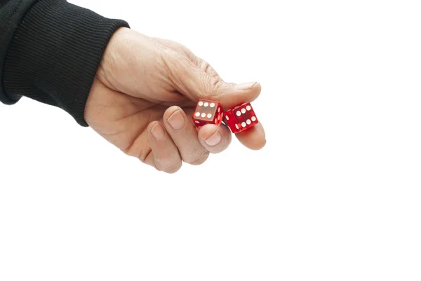 Рука людини з двома червоними кубиками — стокове фото