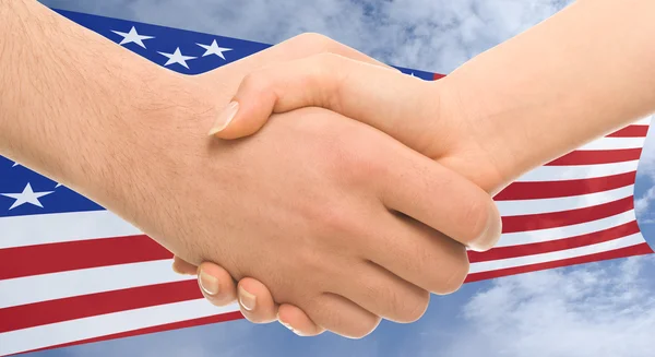 Apretón de manos en el fondo de la bandera americana en el cielo —  Fotos de Stock