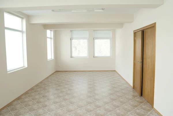 Salle de bureau vide avec porte en bois — Photo