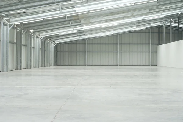 La mitad de un enorme almacén vacío — Foto de Stock