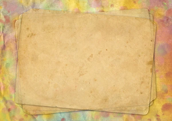 Sidan av det gamla gula papperet på bakgrunden yta med varicolo — Stockfoto