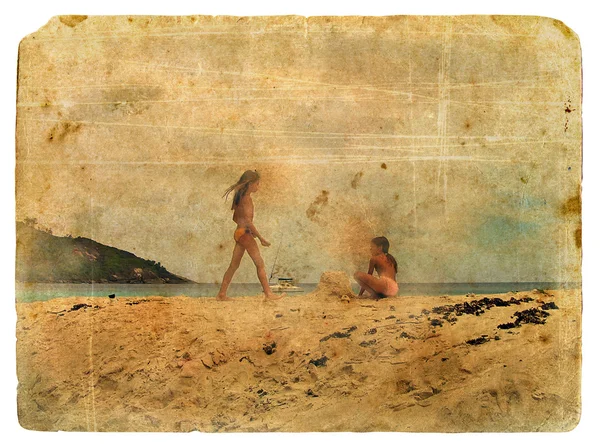 Дівчата грають на пляжі. Стара листівка . — стокове фото