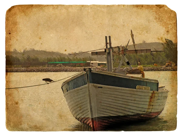 낚시 배는 해안 근처입니다. 오래 된 그림 엽서 — 스톡 사진
