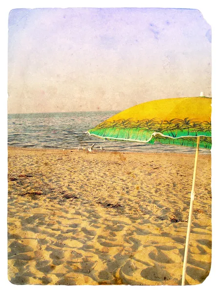 Paysage marin avec parapluie. Ancienne carte postale . — Photo