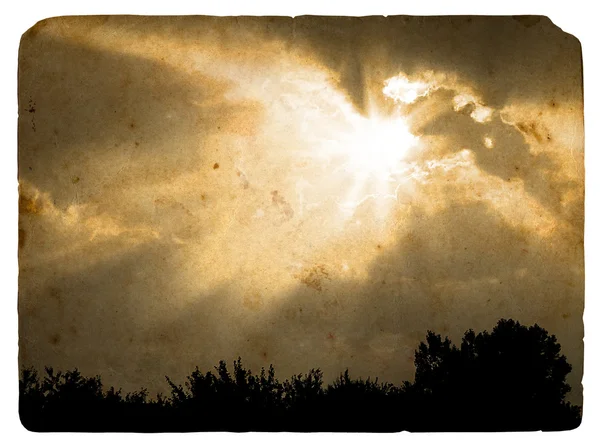 Vigas do sol fechadas por uma nuvem. Cartão postal antigo . — Fotografia de Stock