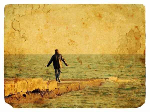 De man op de stenen pier in de zee. oude ansichtkaart. — Stockfoto