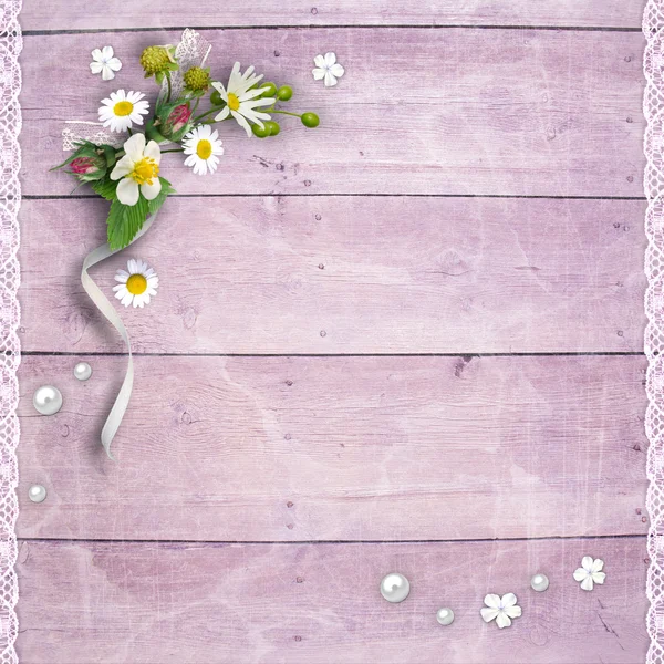 Alte Holzbohlen mit Blumen — Stockfoto