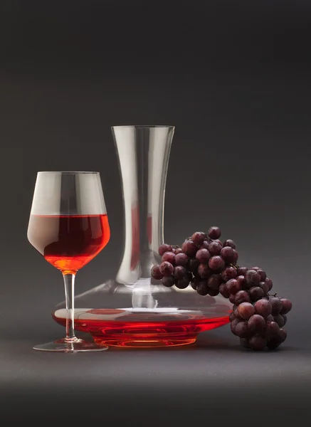 Stillleben mit Rotwein und Trauben — Stockfoto
