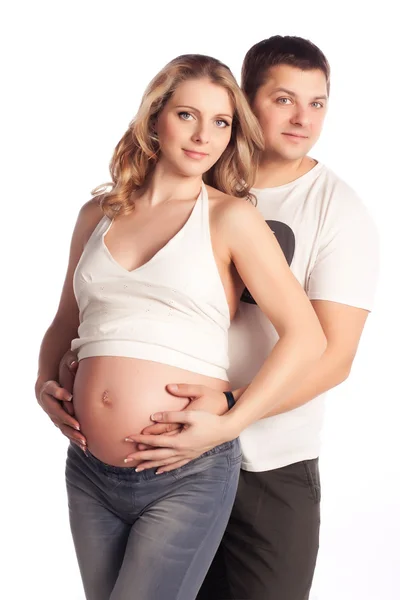 Portret van een gelukkige jonge zwangere vrouw met haar man — Stockfoto