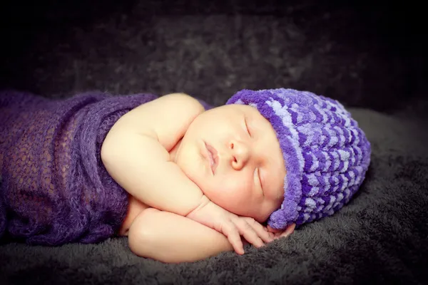 Niño recién nacido durmiendo pacíficamente bajo una manta suave — Foto de Stock