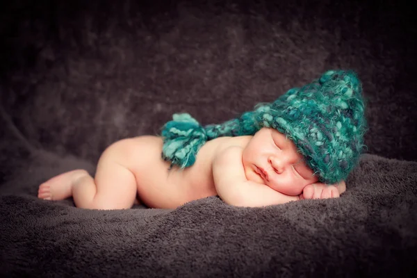 Nyfödd pojke sov lugnt under mjuk filt — Stockfoto