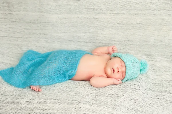 Immagine di un neonato rannicchiato che dorme su una coperta — Foto Stock