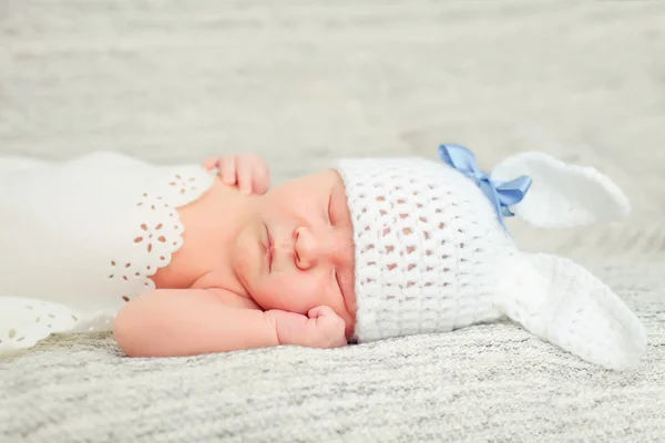 Pasgeboren babyjongen rustig slaapt onder zachte deken — Stockfoto