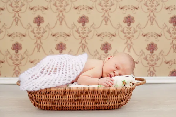 Recém-nascido dormindo — Fotografia de Stock