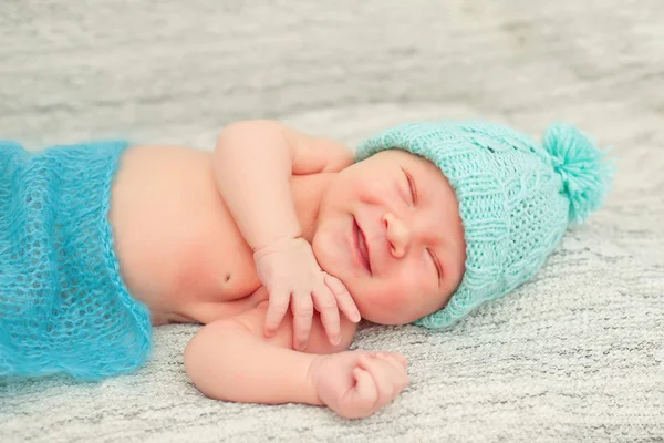 Новорожденный мальчик мирно спит под мягким одеялом Стоковая Картинка