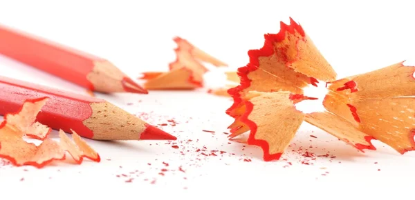 削りくずを持つ赤いクレヨン — ストック写真