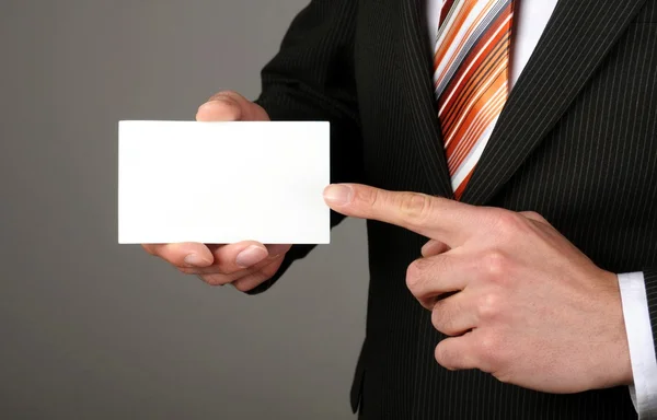 ビジネスの男性を提供するカード — ストック写真
