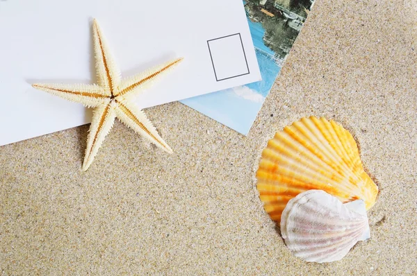 Lege briefkaart op zand — Stockfoto