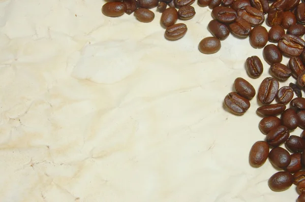 紙の上のコーヒー豆 — ストック写真