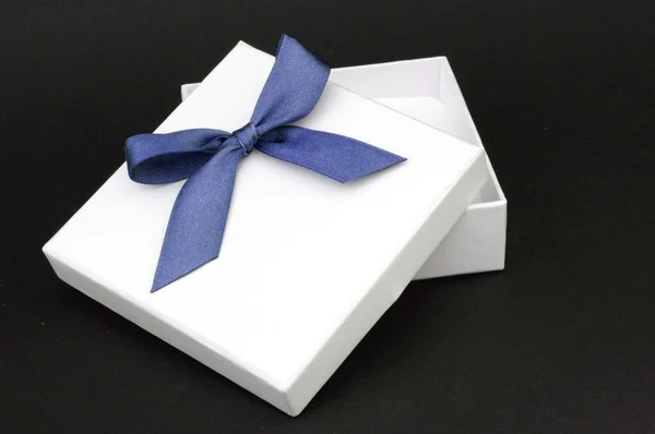 Witte cadeau met blauw lint — Stockfoto