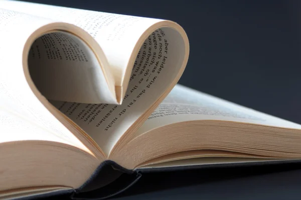 Corazón hecho con páginas de libros — Foto de Stock