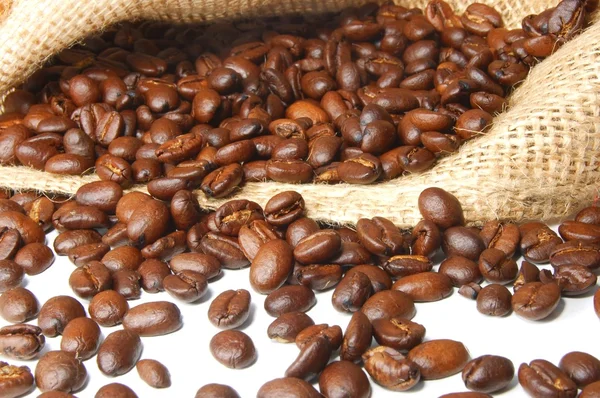 Kávová zrna a pytlovina pytel — Stock fotografie