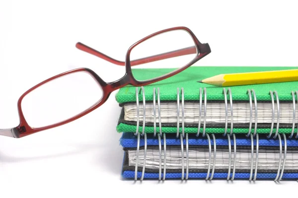 Βιβλίο, γυαλιά και στυλό — Φωτογραφία Αρχείου