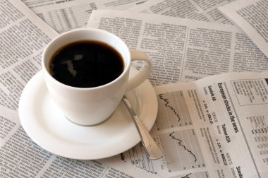 kahve içerken gazete