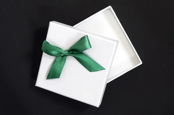 Weißes Geschenk mit grüner Schleife — Stockfoto