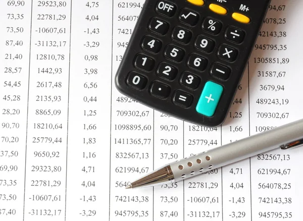 Gráfico com calculadora e caneta — Fotografia de Stock
