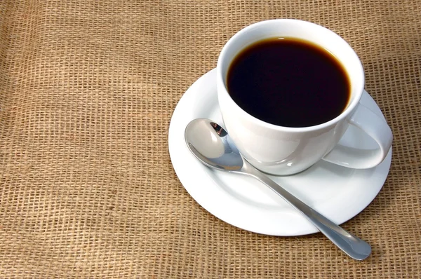 Šálek kávy na pytlovina — Stock fotografie