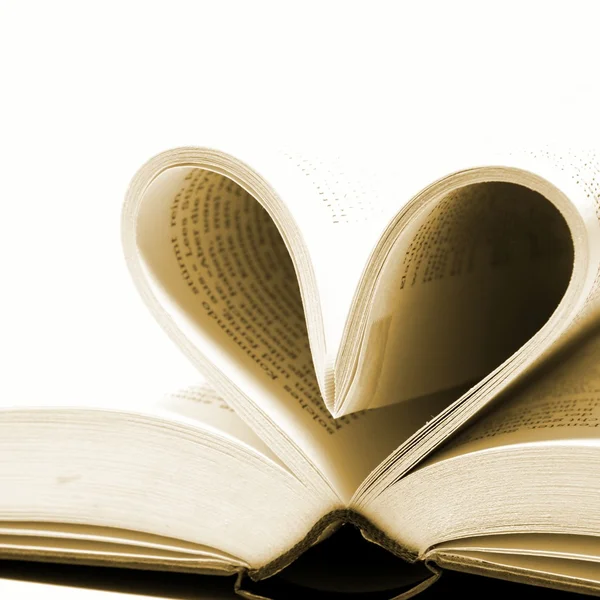 Coração feito com páginas de livro — Fotografia de Stock